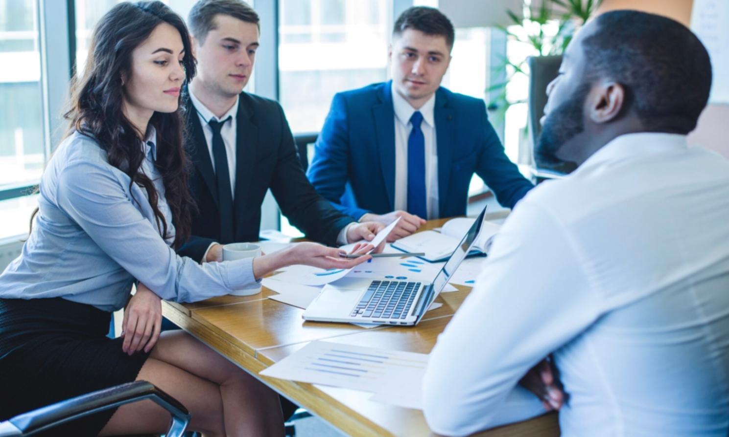 Equipa de consultores a desenvolver estratégias de gestão de risco
